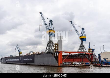 Amburgo, Germania - 4 agosto 2019: Cantieri navali galleggianti con gru pesanti nel porto di Amburgo. Foto Stock