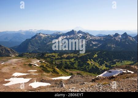 USA, WASHINGTON STATE, MT. RAINIER NATIONAL PARK, VISTA DAL SENTIERO DELLO SKYLINE VERSO LA GAMMA TATOSH Foto Stock