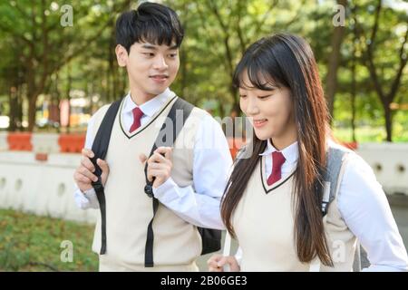 La vita quotidiana degli studenti delle scuole superiori, gli studenti adolescenti asiatici che indossano l'uniforme all'università con gli amici 293 Foto Stock