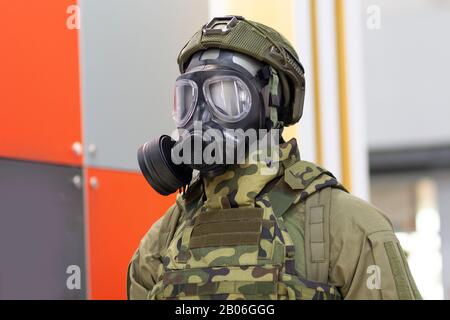 Testa in manichino con maschera a gas e tuta protettiva chimica in tessuto speciale con marcatura verde Foto Stock