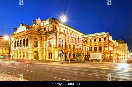 Teatro dell'Opera di Vienna di notte, Austria Foto Stock