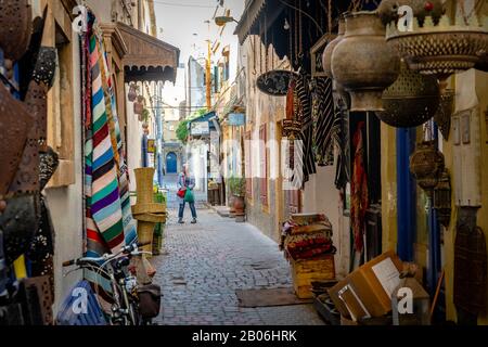 Essaouira, Marocco - turista perduto nelle strette stradine della vecchia Medina Foto Stock