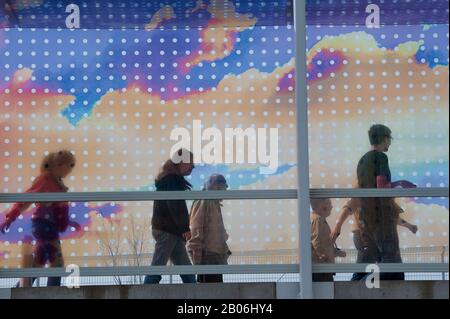 USA, WASHINGTON STATE, SEATTLE, OLYMPIC SCULPTURE PARK, SEATTLE CLOUD COVER, GLASS BRIDGE DI TERESITA FERNANDEZ, LA GENTE Foto Stock