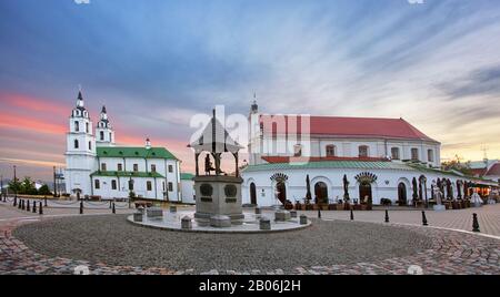 Bielorussia - Minsk con la cattedrale ortodossa di notte Foto Stock