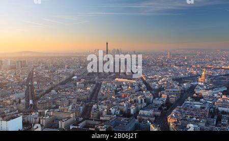 Vista aerea di Parigi al tramonto Foto Stock