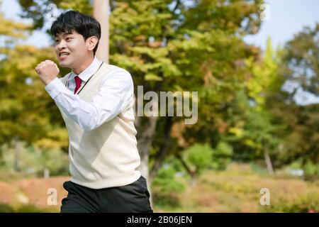 La vita quotidiana degli studenti delle scuole superiori, gli studenti asiatici adolescenti indossano l'uniforme all'università con gli amici 044 Foto Stock