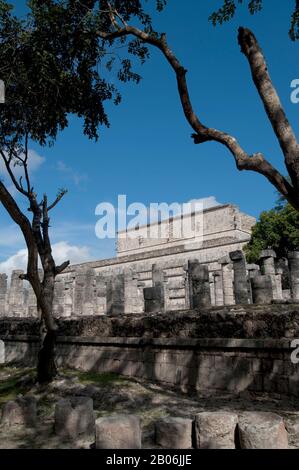 MESSICO, PENISOLA DELLO YUCATAN, VICINO A CANCUN, ROVINE MAYA DI CHICHEN ITZA, GRUPPO DELLE MILLE COLONNE CON IL TEMPIO DEI GUERRIERI Foto Stock