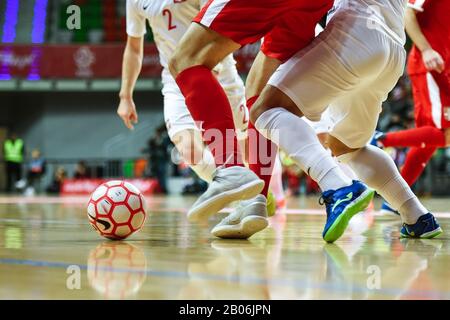 Lubin, POLONIA - 2 DICEMBRE 2019: Partita amichevole Futsal Polonia vs Serbia 4:1. Futsal - primo piano le gambe e la palla del giocatore Foto Stock