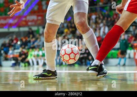 Lubin, POLONIA - 2 DICEMBRE 2019: Partita amichevole Futsal Polonia vs Serbia 4:1. Futsal - primo piano le gambe e la palla del giocatore Foto Stock