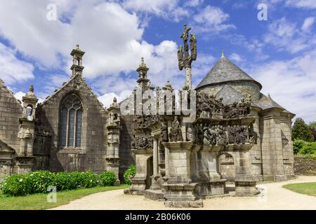 Calvario della Chiesa di Guimiliau, Dipartimento Finistere, Francia Foto Stock