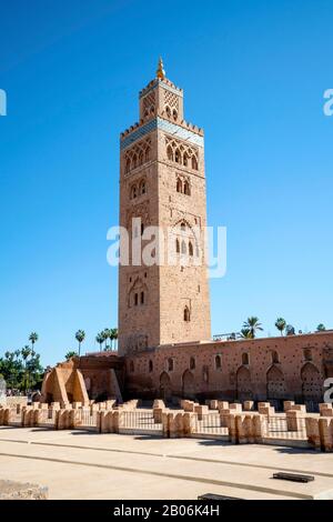 La moschea di Koutoubia dal XII secolo nella città vecchia di Marrakech, Marocco Foto Stock