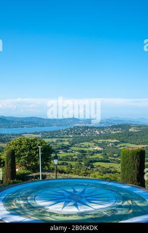 Punto di vista con rosa bussola, Golfo di Saint Tropez, Gassin, Var, Provenza-Alpi-Costa Azzurra, Francia Foto Stock