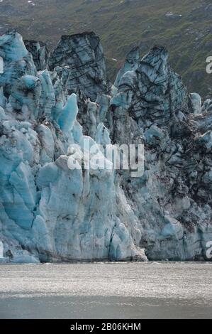 Vista di fronte del ghiacciaio di Lamplugh Glacier in Johns Hopkins ingresso nel Parco Nazionale di Glacier Bay, Alaska, STATI UNITI D'AMERICA Foto Stock