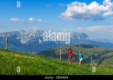 Escursionisti sulla cima percorso panoramico del Salve Hohe, Hopfgarten, Brixental, Kitzbuehel Alpi, Tirolo, Austria Foto Stock