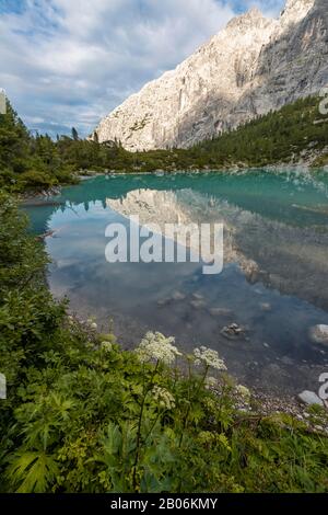 Montagna riflessa nel verde turchese del lago Sorapis, Lago di Sorapiss, Dolomiti, Belluno, Italia Foto Stock
