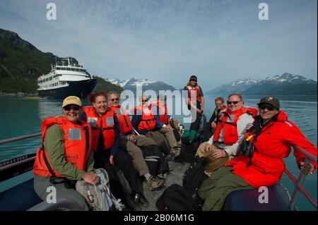 I passeggeri della nave da crociera Safari adoperano il tour in barca nei pressi di Reid ghiacciaio nel Parco Nazionale di Glacier Bay, Alaska, STATI UNITI D'AMERICA Foto Stock