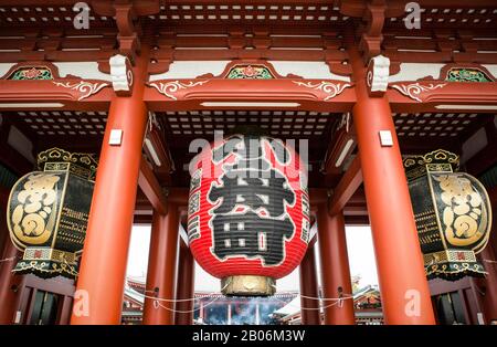 Grande lanterna Chochin rossa e due lanterne di rame, porta Hozomon, tempio buddista senso-ji, Asakusa, Tokyo, Giappone Foto Stock