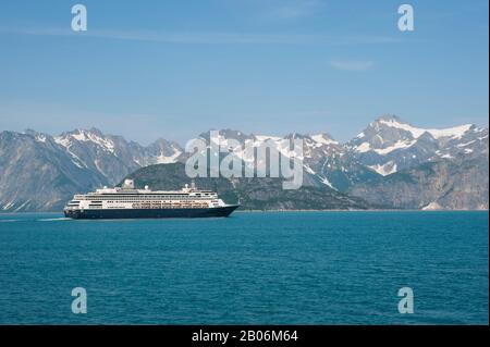 Holland America nave da crociera MS Zaandam nel Parco Nazionale di Glacier Bay, Alaska, STATI UNITI D'AMERICA Foto Stock