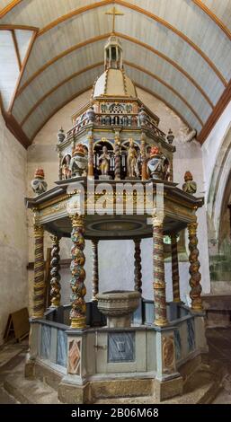 Fonte battesimale nella chiesa barocca di, Lampaul-Guimiliau, Dipartimento Finistere, Francia Foto Stock