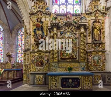 Altare laterale nella chiesa barocca di, Lampaul-Guimiliau, Dipartimento Finistere, Francia Foto Stock