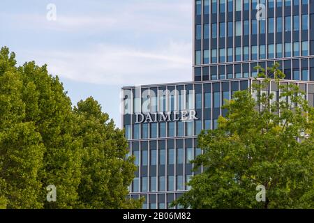 Lettere sulla facciata, sede della Daimler, Untertuerkheim, Stoccarda, Baden-Wuerttemberg, Germania Foto Stock