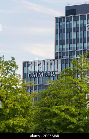 Lettere sulla facciata, sede della Daimler, Untertuerkheim, Stoccarda, Baden-Wuerttemberg, Germania Foto Stock