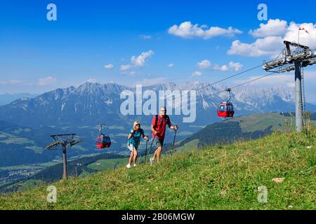 Escursionisti sulla cima percorso panoramico del Salve Hohe, Hopfgarten, Brixental, Kitzbuehel Alpi, Tirolo, Austria Foto Stock