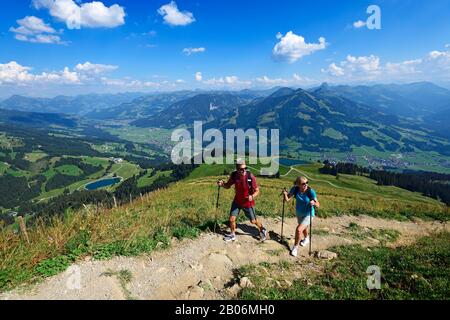 Escursionisti sulla cima percorso panoramico del Salve Hohe, Hopfgarten, Brixental, Kitzbuehel Alpi, Tirolo, Austria Foto Stock