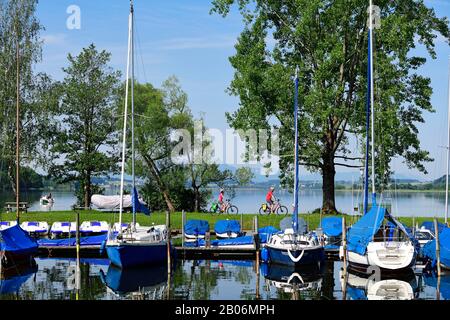 Coppia con bici elettriche nel porto di Matzing sul Lago Wallersee, Salisburgo Lake District, Salisburgo Land, Austria Foto Stock