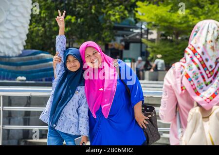 Indonesia madre musulmana e figlia che posano una foto durante il loro viaggio a Singapore. Foto Stock