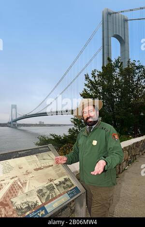 Park ranger a Fort Wadsworth spiega il Verrazzano-Narrows-Bridge, Staten Island, New York City, New York state, USA Foto Stock