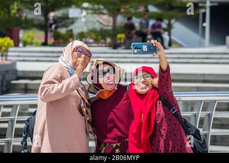 Diverse generazioni di donne musulmane che indossano hijab in posa per un quadro di gruppo insieme a Singapore. Foto Stock