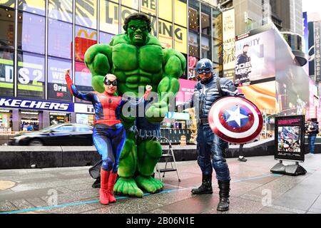 I personaggi di Marvel Hulk, Spiderman e Captain America possono essere  fotografati con turisti, Times Square, Manhattan, New York City, New York  state, USA Foto stock - Alamy