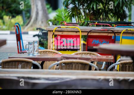 Ristorante all'aperto con alti posti a sedere dipinto con parole e colori vivaci per sincronizzarsi con lo stile di strada di Haji Lane, Singapore. Foto Stock