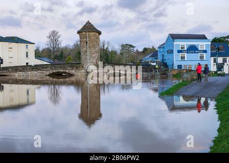 Record che infrangono alti livelli di fiume minacciano di sopraffare lo storico ponte di Monnow, a Monmouth, nel Galles del Sud. Febbraio 2020. Foto Stock