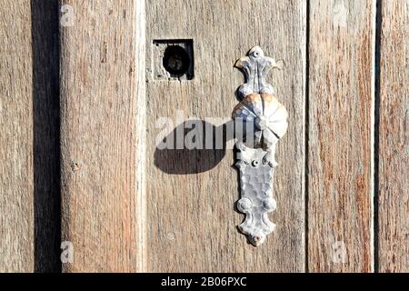 Una vista ravvicinata di una vecchia porta a Strasburgo, in Francia Foto Stock