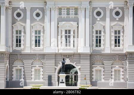 Vista ravvicinata dell'architettura simmetrica del Victoria Theatre e della Victoria Concert Hall, di fronte è situata una statua di Stamford Raffles. Singapore Foto Stock