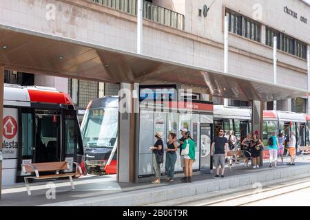 Il centro citta' di Sydney Australia e il tram della linea leggera del CBD a Circular Quay in Sydney, Australia Foto Stock