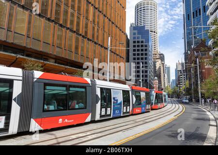 Tram ferroviario leggero di Sydney che corre attraverso il centro della città, Sydney, Australia Foto Stock