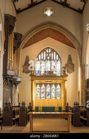 Vista interna della Parrocchiale di San Pietro Huddersfield, con la finestra est e il baldacchino di Sir Ninian Comper, West Yorkshire, Inghilterra, Regno Unito Foto Stock