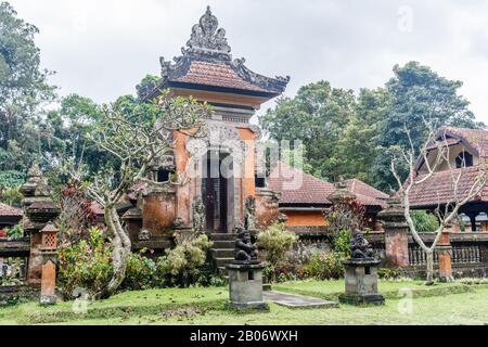 Edifici In Stile Balinese Al Kebun Raya Bali - Bali Botanical Garden A Bedugul, Tabanan, Bali, Indonesia. Foto Stock