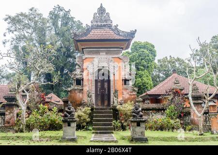 Edifici In Stile Balinese Al Kebun Raya Bali - Bali Botanical Garden A Bedugul, Tabanan, Bali, Indonesia. Foto Stock