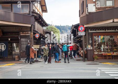 Takayama Giappone - 24 dicembre 2017: Case in legno tradizionali giapponesi edifici strada nel quartiere Kamisannomachi della città vecchia storica, vicino Red Nak Foto Stock