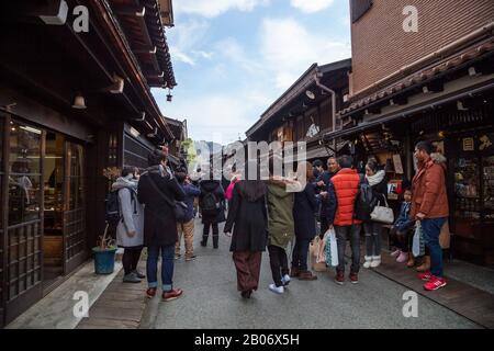 Takayama Giappone - 24 dicembre 2017: Case in legno tradizionali giapponesi edifici strada nel quartiere Kamisannomachi della città vecchia storica, vicino Red Nak Foto Stock