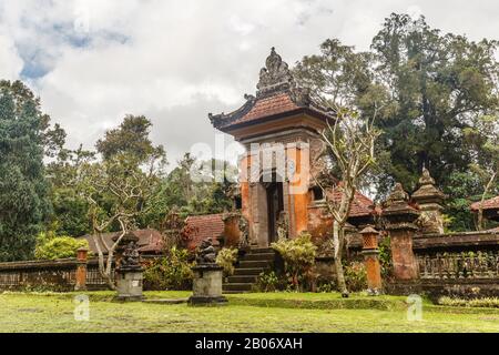 Edifici In Stile Balinese Al Kebun Raya Bali - Bali Botanical Garden A Bedugul, Tabanan, Bali, Indonesia. Foto Stock