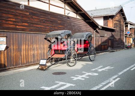 Takayama Giappone - 24 dicembre 2017: Case in legno tradizionali giapponesi edifici strada nel quartiere Kamisannomachi della città vecchia storica, vicino Red Nak Foto Stock