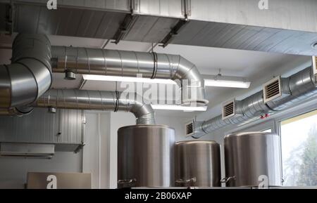 Tubi in metallo. Sistema di ventilazione nella moderna cucina del ristorante. Padelle in acciaio inox. Foto Stock