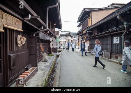 Takayama Giappone - 24 dicembre 2017: Case in legno tradizionali giapponesi edifici strada nel quartiere Kamisannomachi della città vecchia storica, vicino Red Nak Foto Stock