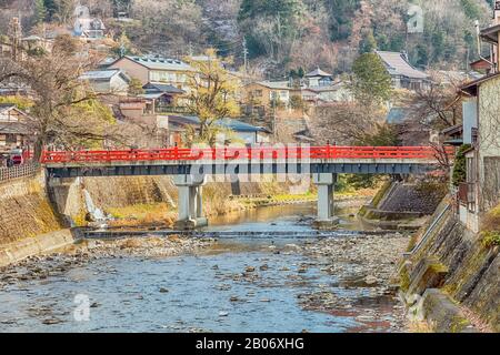 Takayama Giappone - 24 dicembre 2017: Ponte rosso Naka-bashi che attraversa il fiume Miya-gawa al tramonto a Hida-Takayama Gifu Giappone. Tradizionale giapponese w Foto Stock