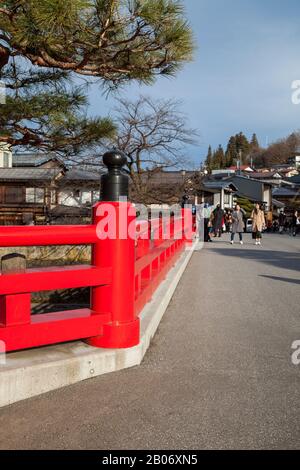 Takayama Giappone - 24 dicembre 2017: Ponte rosso Naka-bashi che attraversa il fiume Miya-gawa al tramonto a Hida-Takayama Gifu Giappone. Tradizionale giapponese w Foto Stock